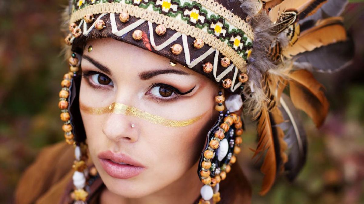 Utiliza accesorios para completar tu maquillaje étnico