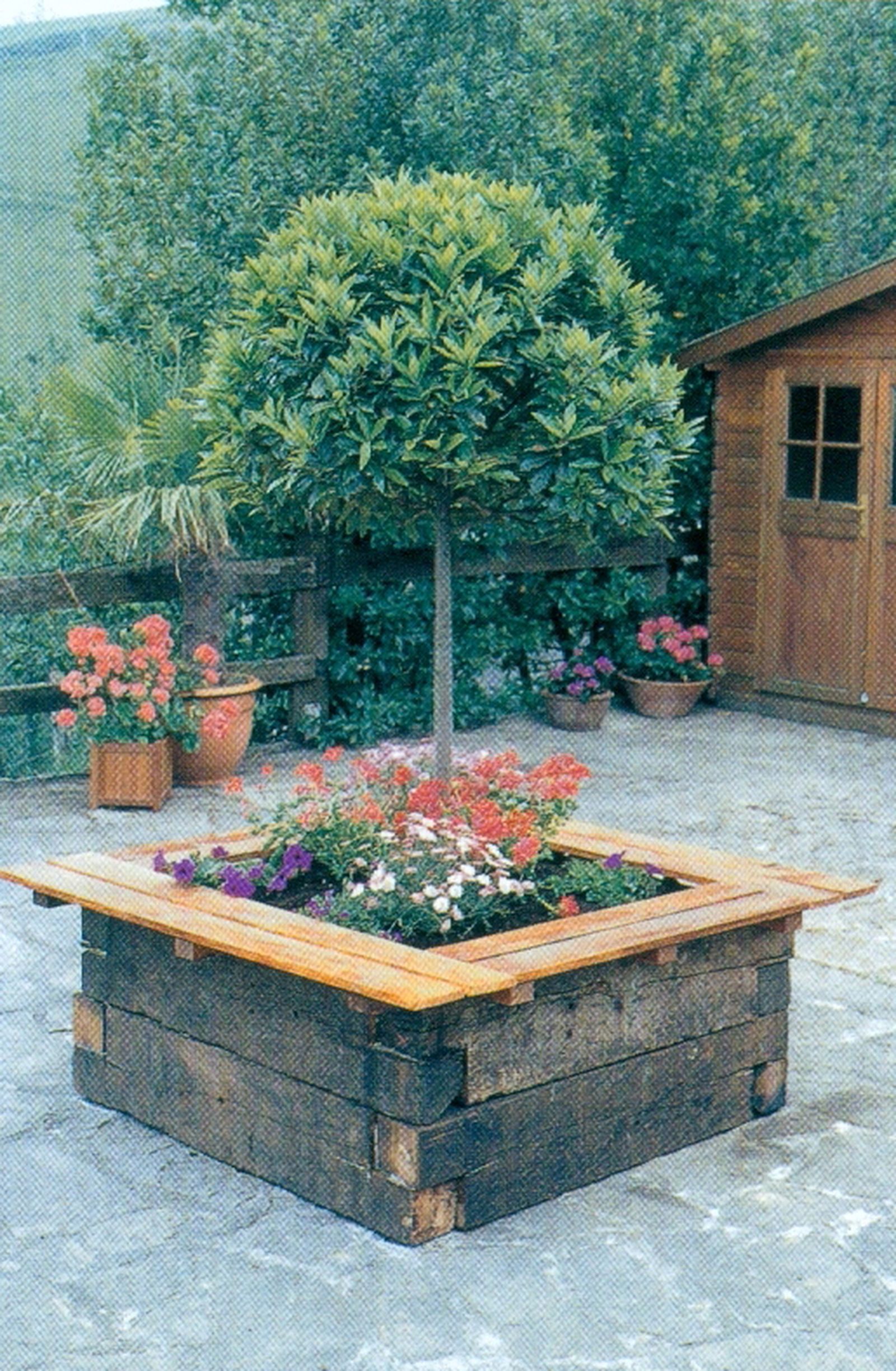 Jardinera o contenedor grande de madera