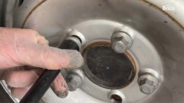 como arreglar pinchazo rueda coche p13