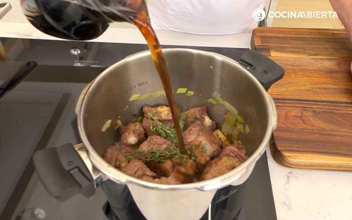 Añade la cerveza negra