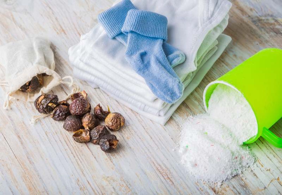 Puedes usar nueces de lavado junto a blanqueadores naturales como el percarbonato de sodio