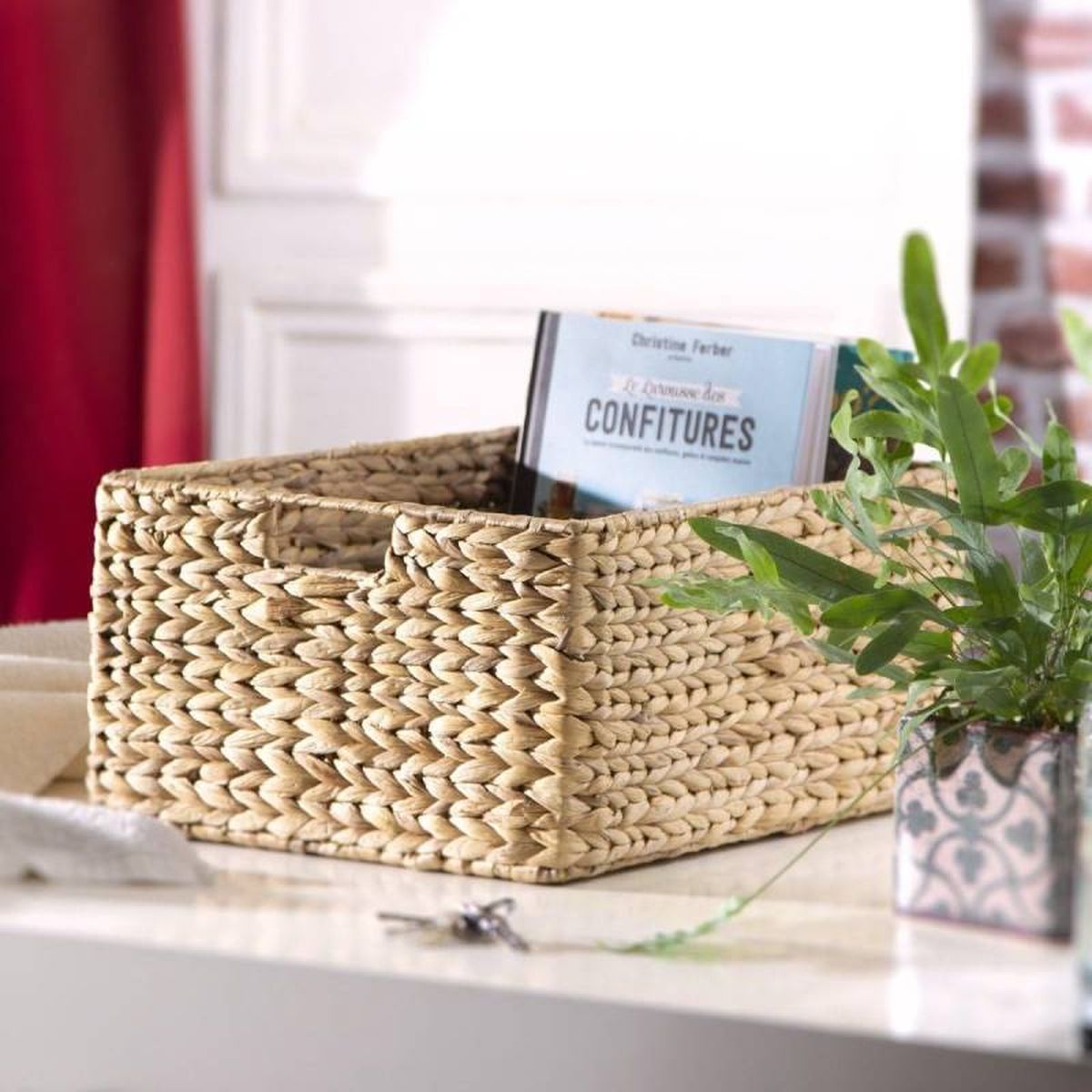 Cesta de mimbre para almacenamiento.