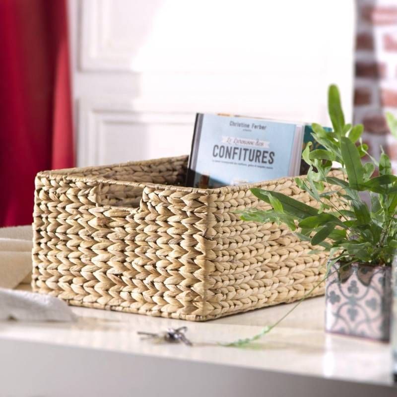 Cesta de mimbre para almacenamiento.