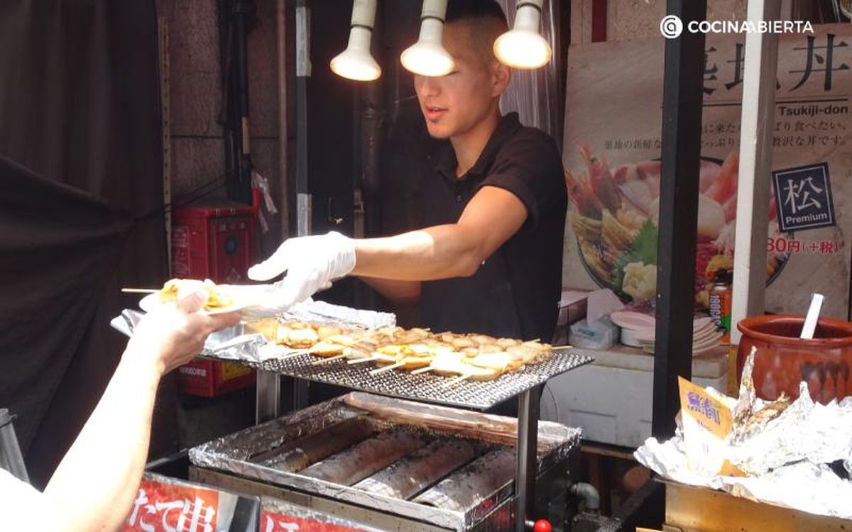Los yakitoris son brochetas de pollo, pero también pueden ser de marisco, verduras y otras carnes