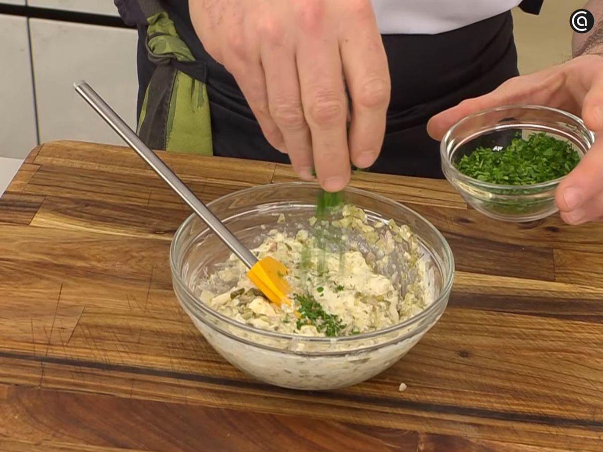 Prepara la salsa tártara