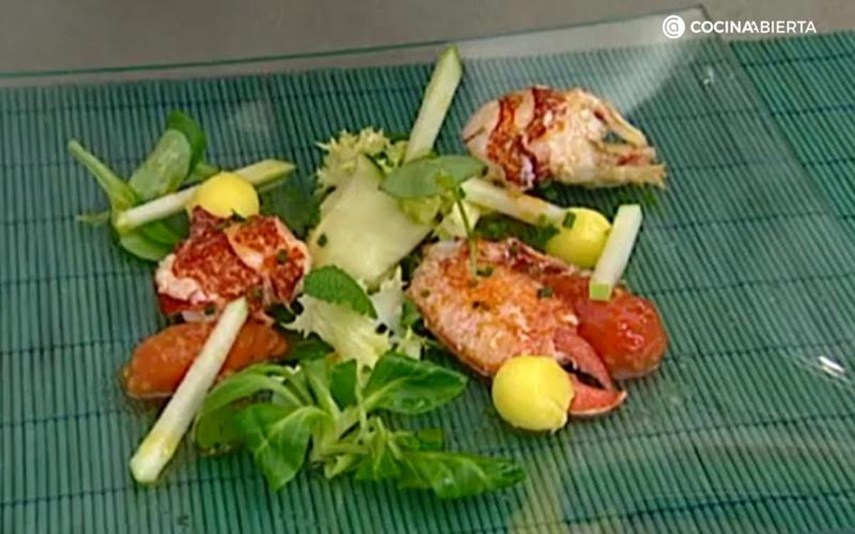 Añade varios trozos de bogavante en cada plato de ensalada