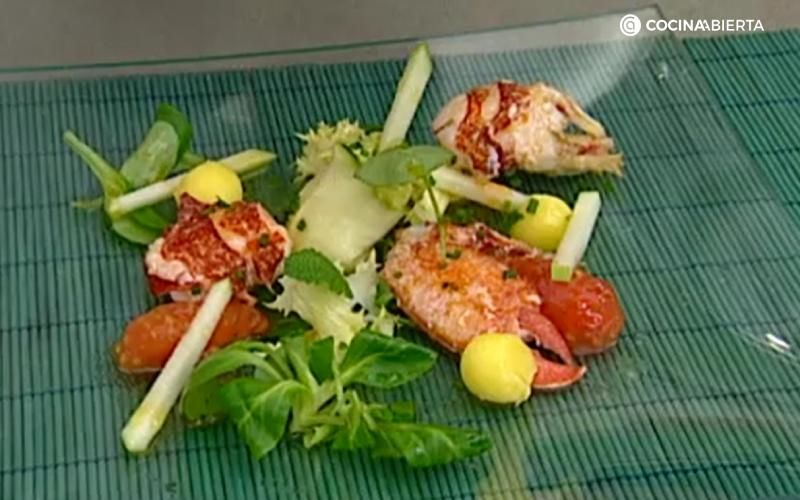 Añade varios trozos de bogavante en cada plato de ensalada