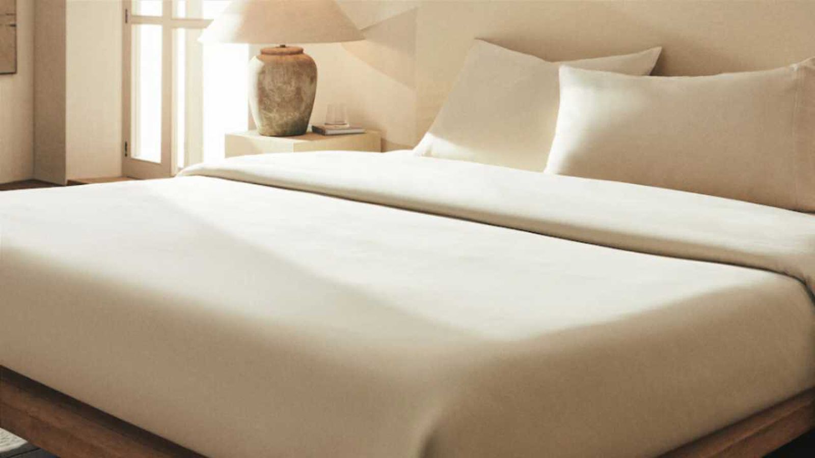 Dormitorio con funda nórdica de Zara Home.