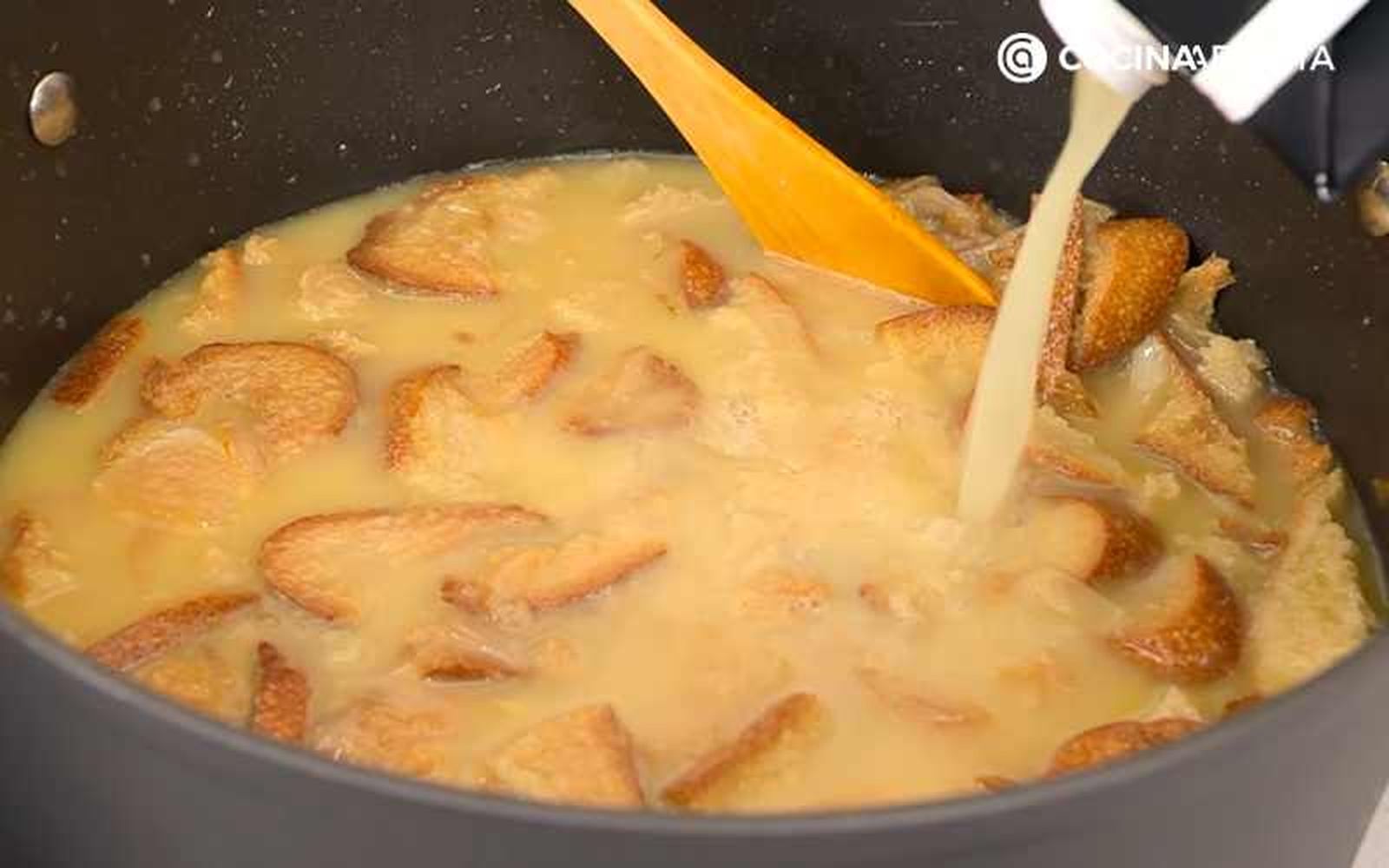 Añade el caldo y cocina durante 20-30 minutos