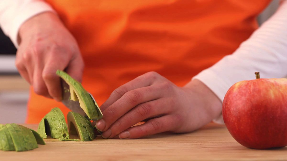 Ensalada de pollo, aguacate, manzana y picatostes   paso 1