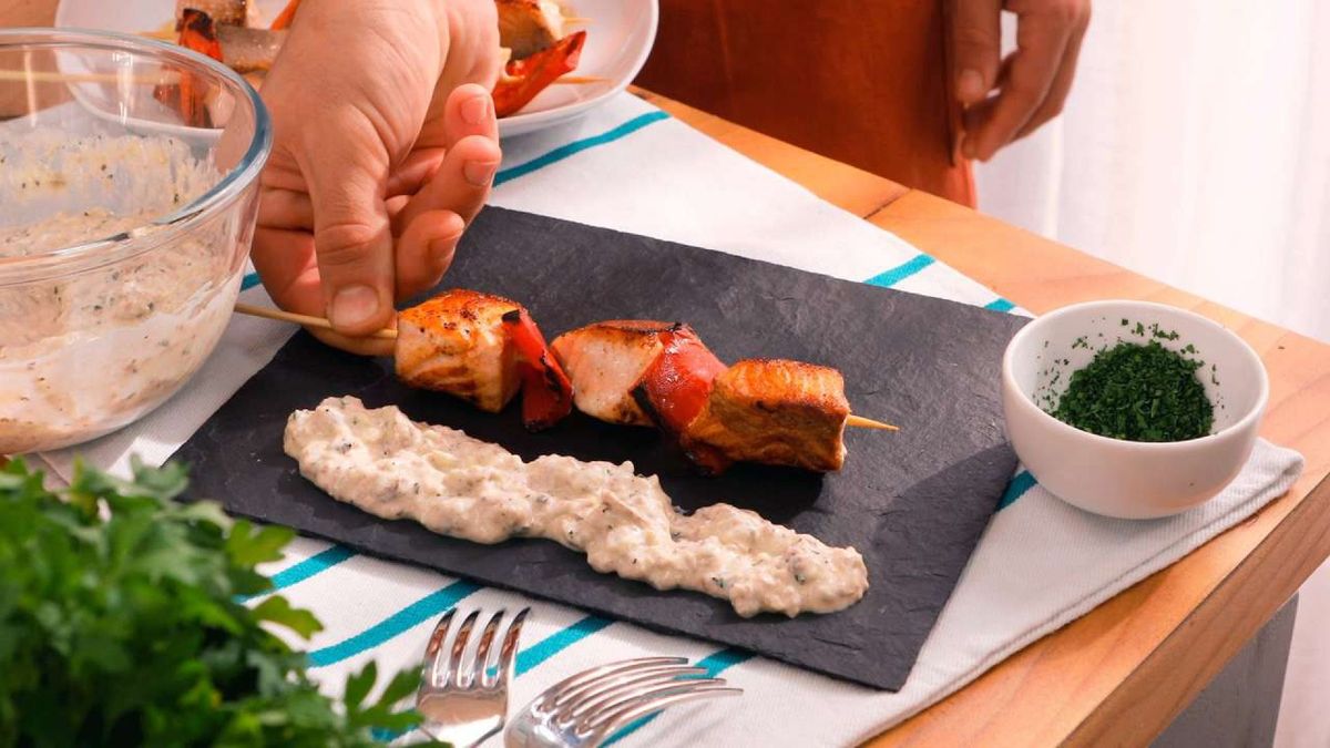 Brochetas de salmón con ensalada turca de berenjena   Paso 7
