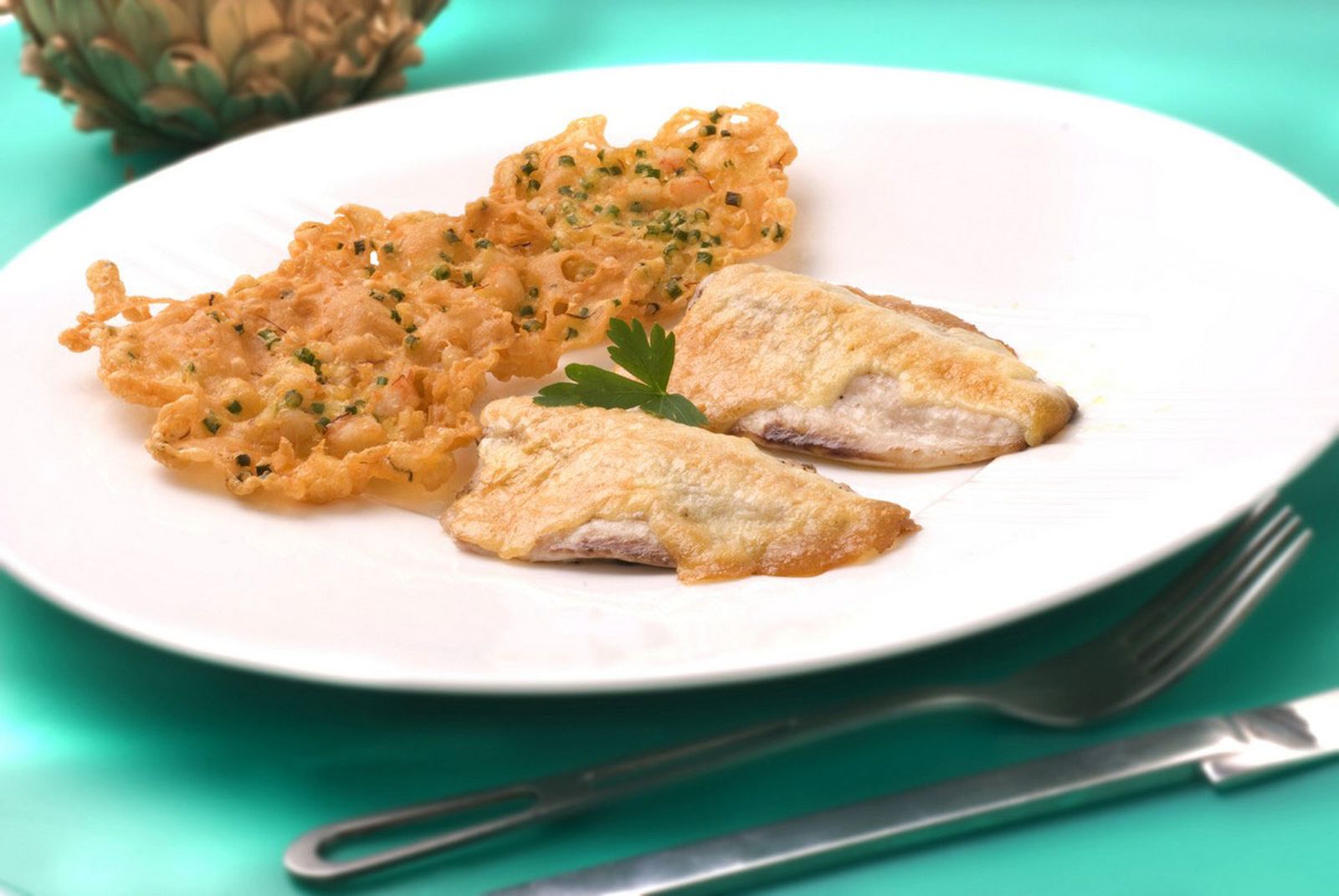 Chicharro con tortillitas de gambas y cebollino