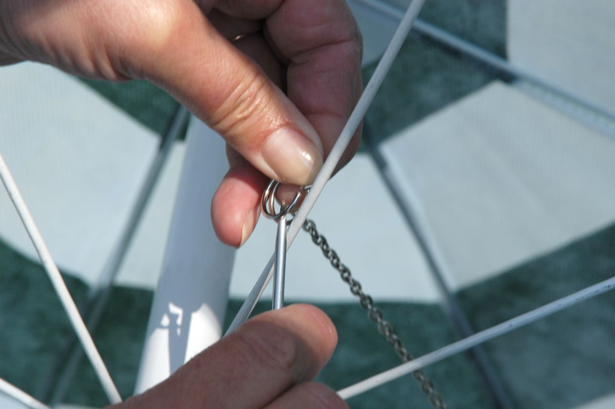 Colocar un pasador en una sombrilla averiada paso 6