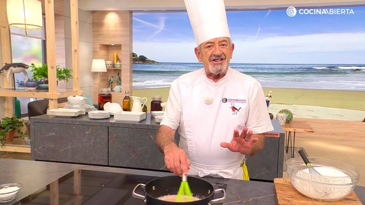 Vierte la crema a un cazo y cocínala a fuego suave (sin dejar de remover), hasta que espese