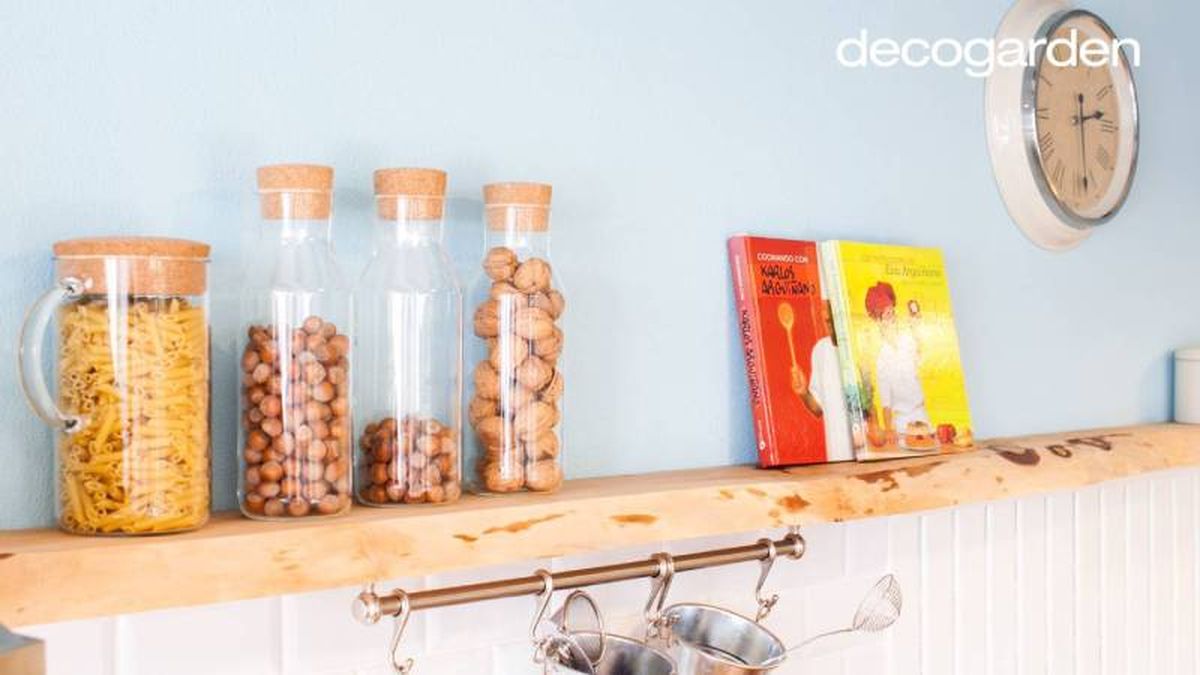 Estantería de madera en cocina rústica.