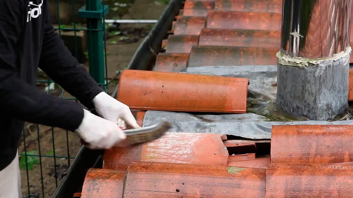 Como pegar una teja con espuma de poliuretano paso 1
