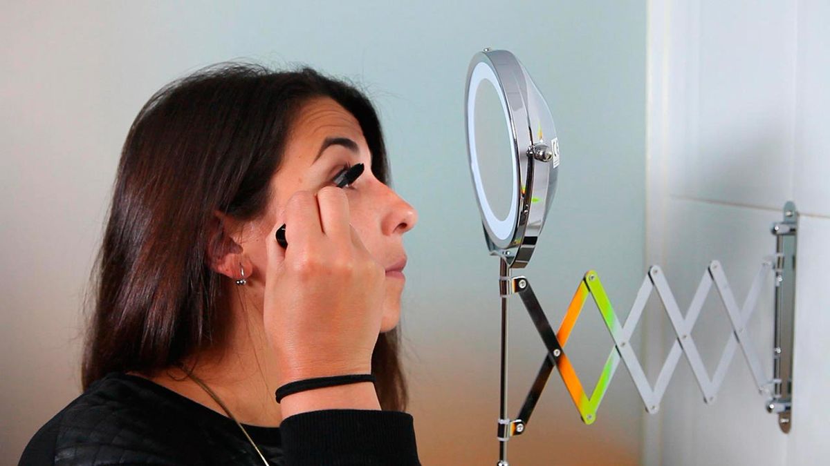 Espejo extensible con luz paso 8