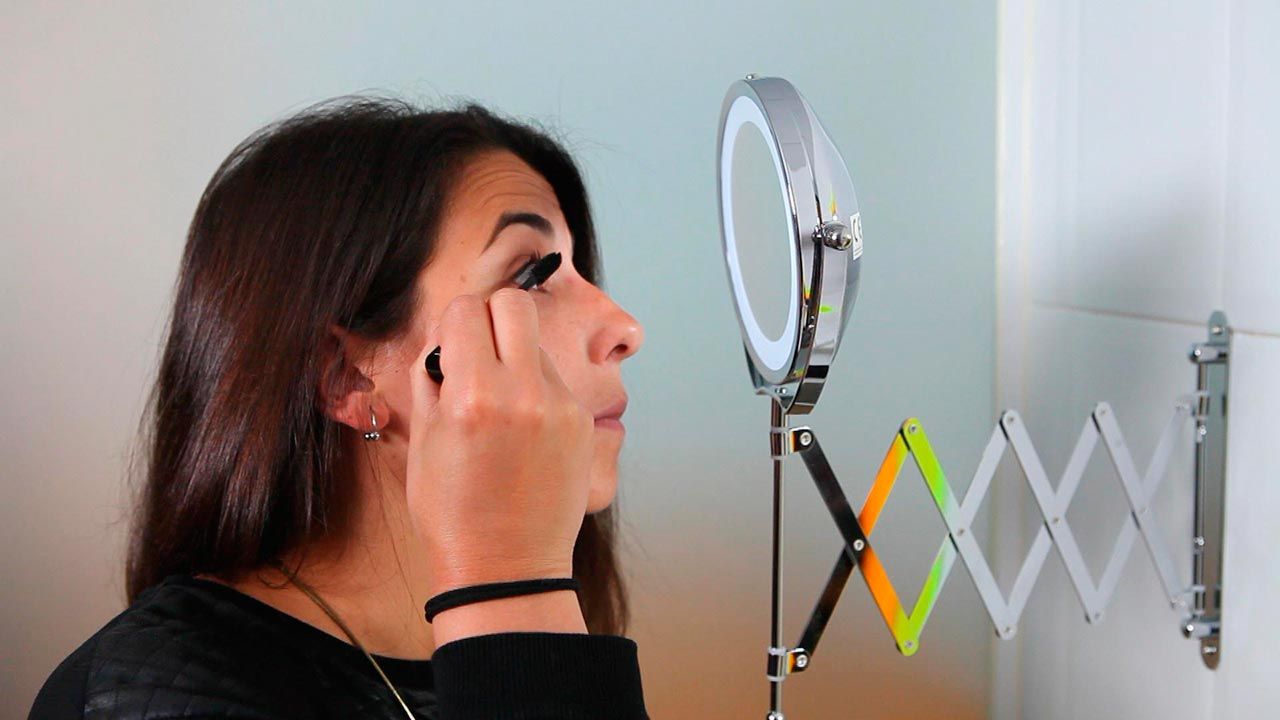 Espejo extensible con luz paso 8