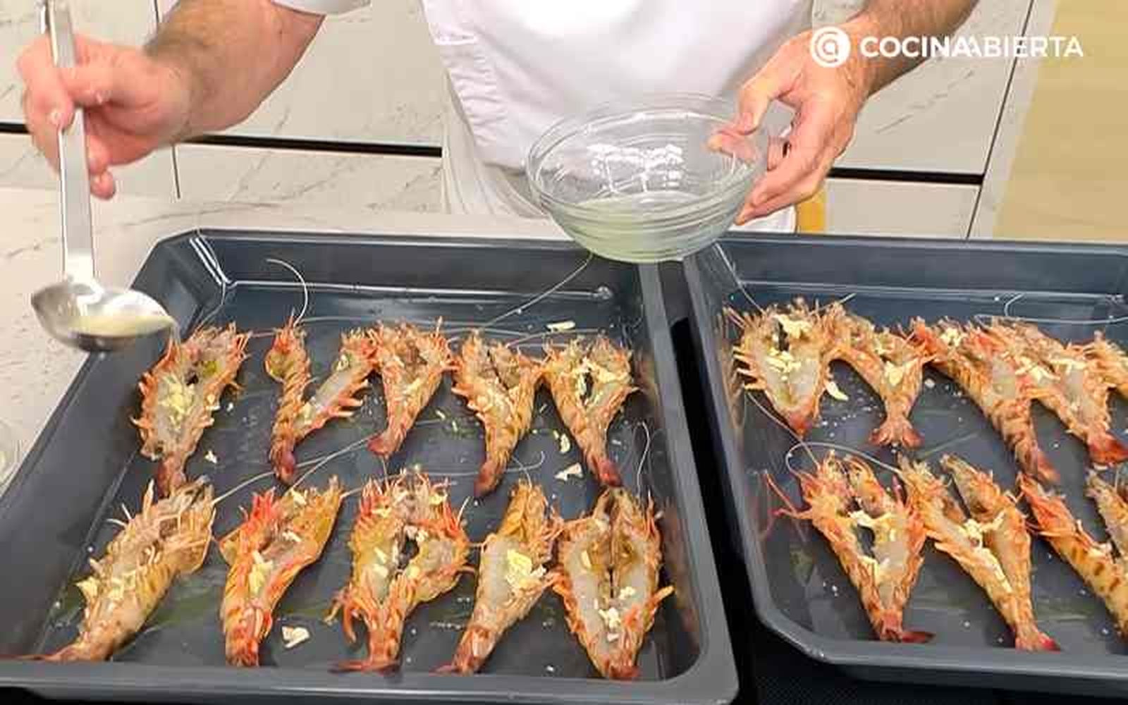 Rocía zumo de limón sobre los langostinos
