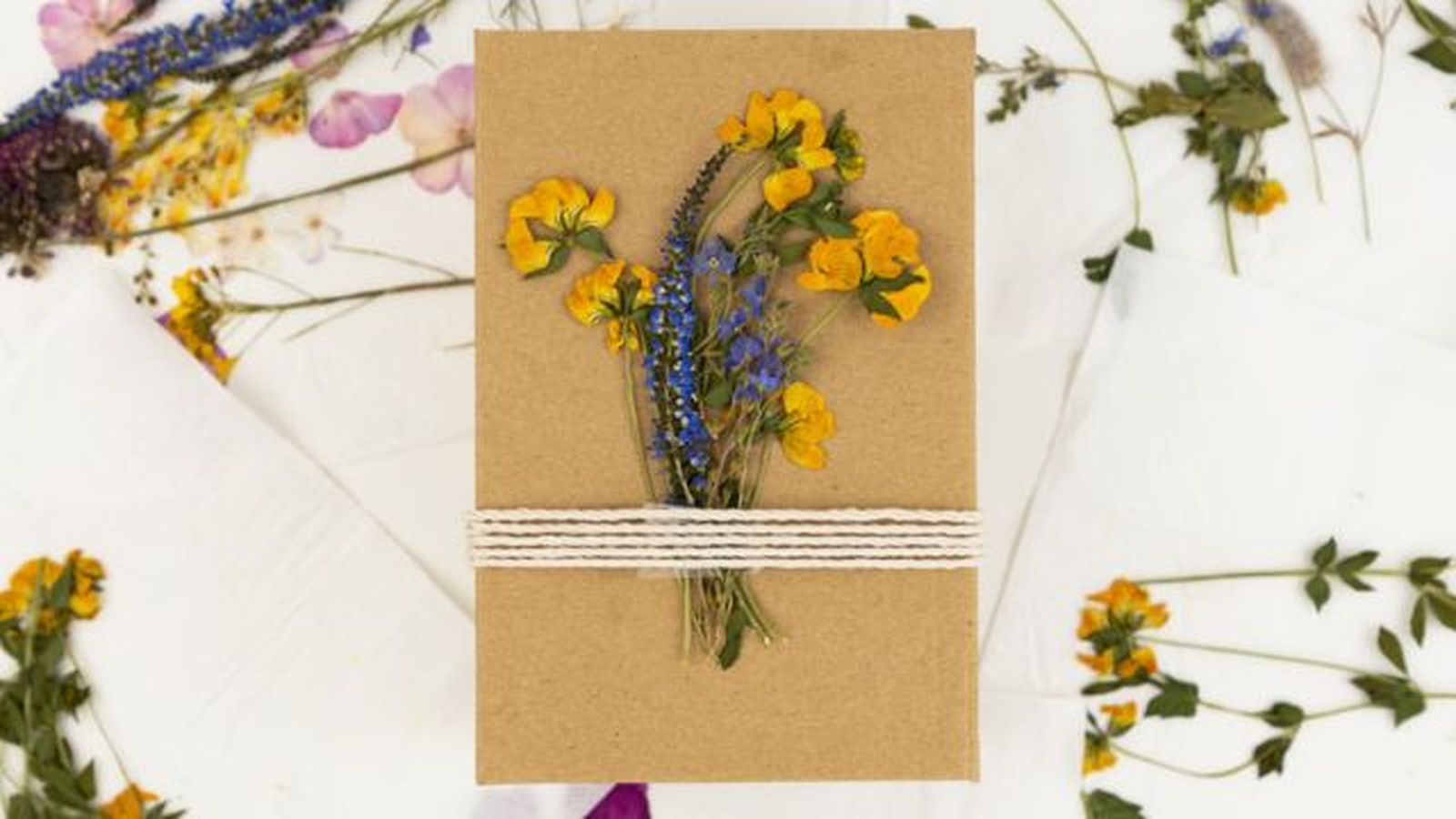 flores prensadas usadas para decorar un regalo