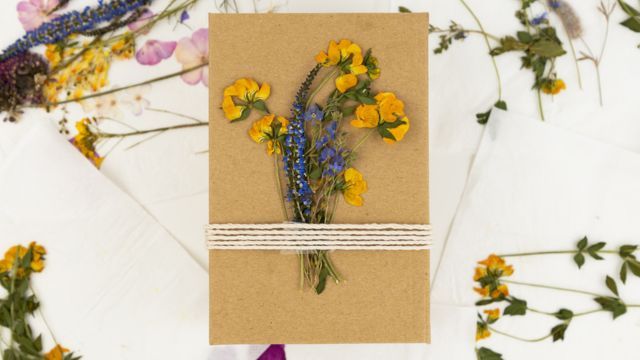 flores prensadas usadas para decorar un regalo