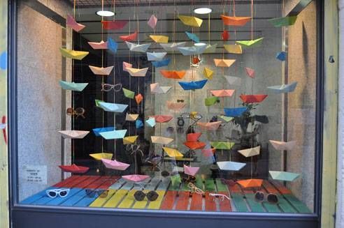 decorar escaparate primavera barcos papel