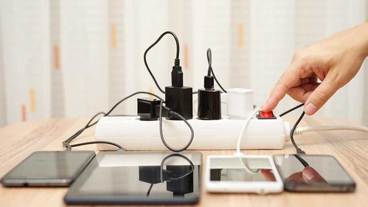 dejar el cargador enchufado consume electricidad y es malo mito realidad2