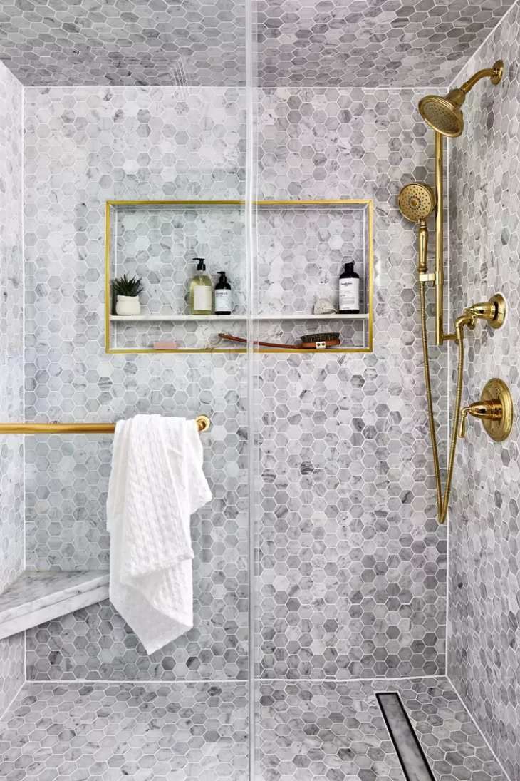Hornacina en la ducha con perfil dorado