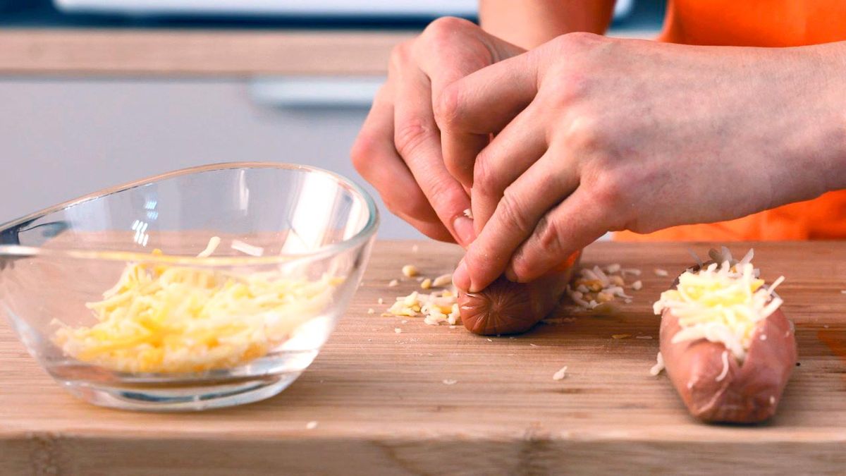 Salchichas momia para Halloween  paso 2