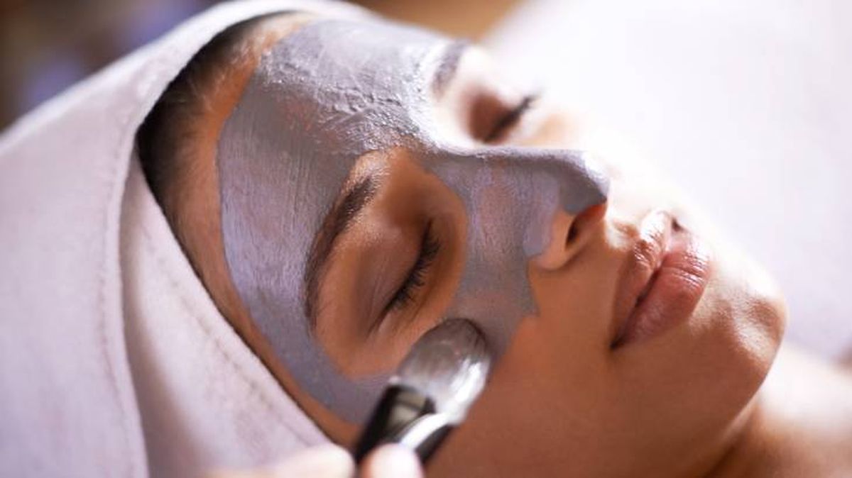 aplicacion mascarilla facial casera arcilla rosas