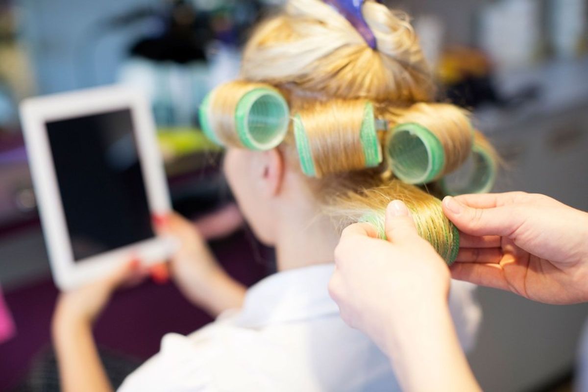 Puedes usar rulos para definir los rizos de tu pelo