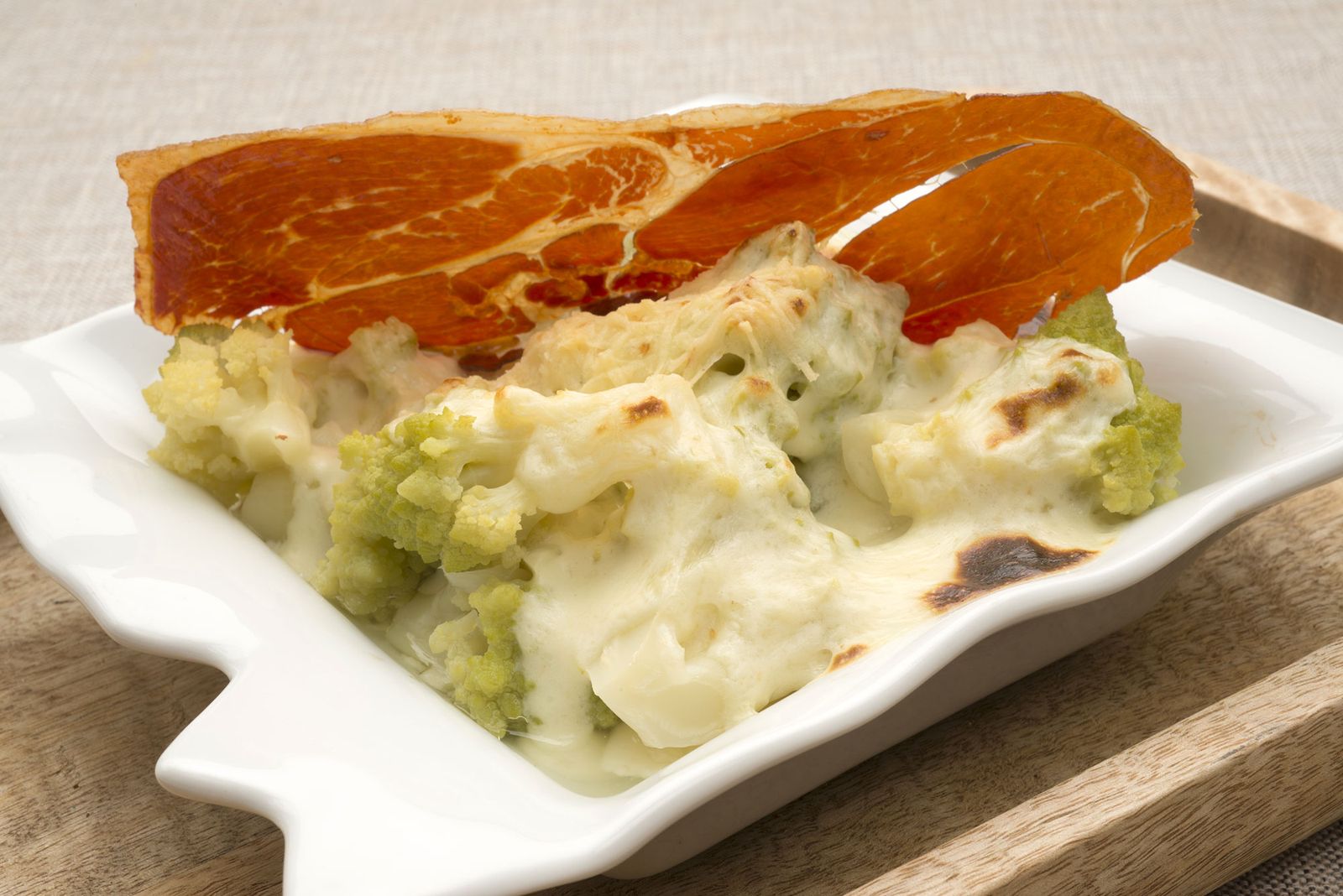 6120 1 Romanesco con bechamel y tejas de jamon xl