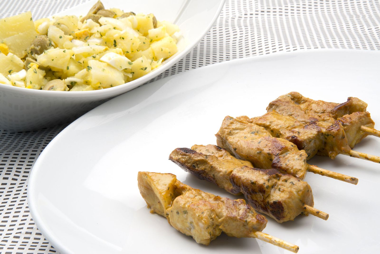 5800 1 Mini pinchos de cerdo con papas aliñadas (1184) xl