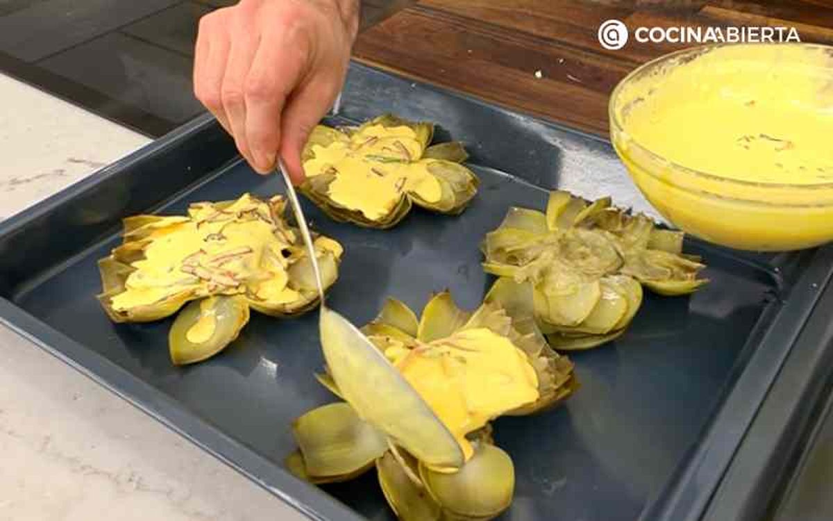 Gratina las flores de alcachofa con salsa sabayón