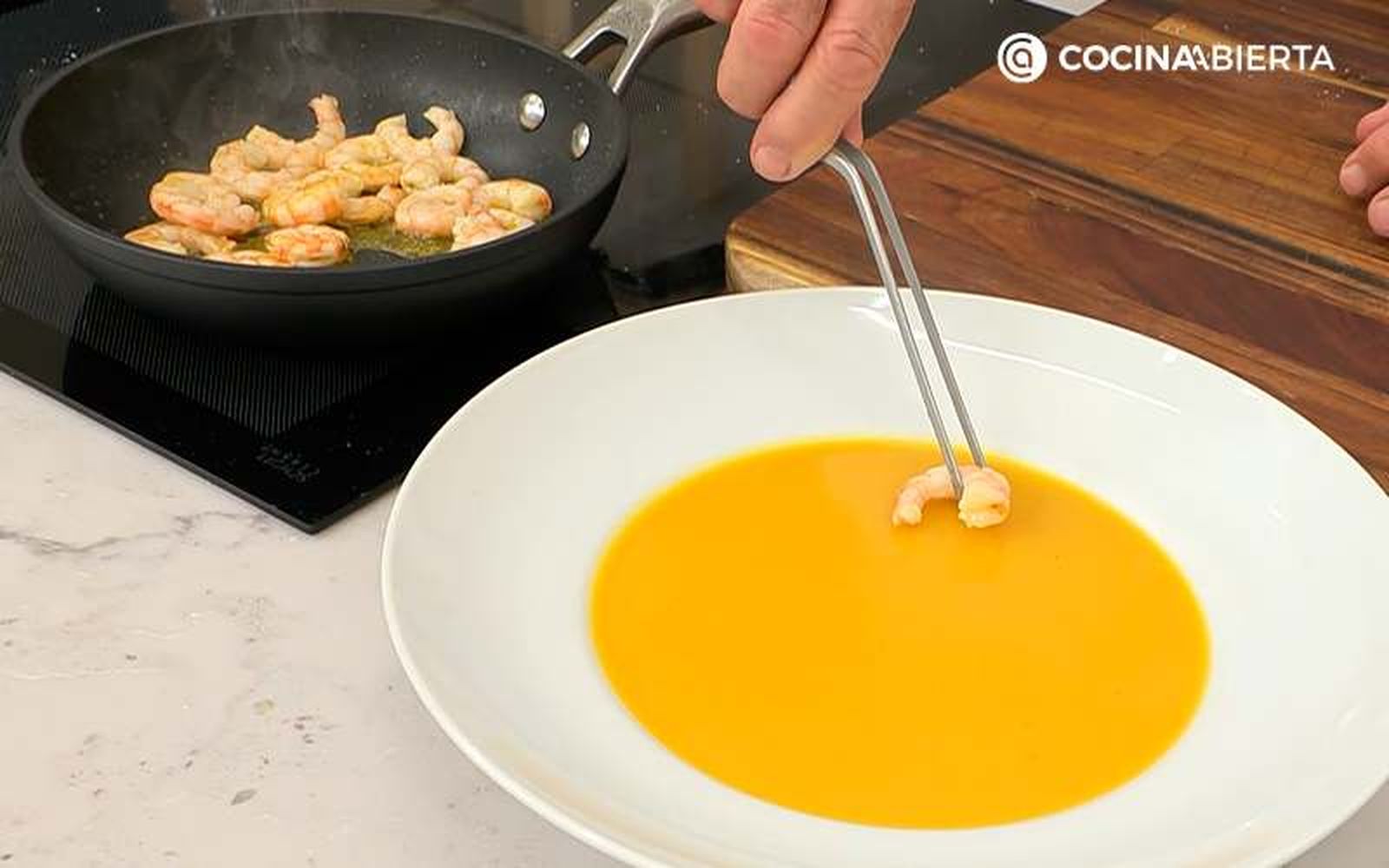 Reparte las gambas salteadas