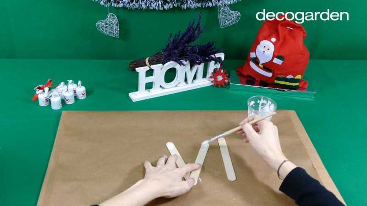 Pegar los palos de helado para hacer renos de Navidad.