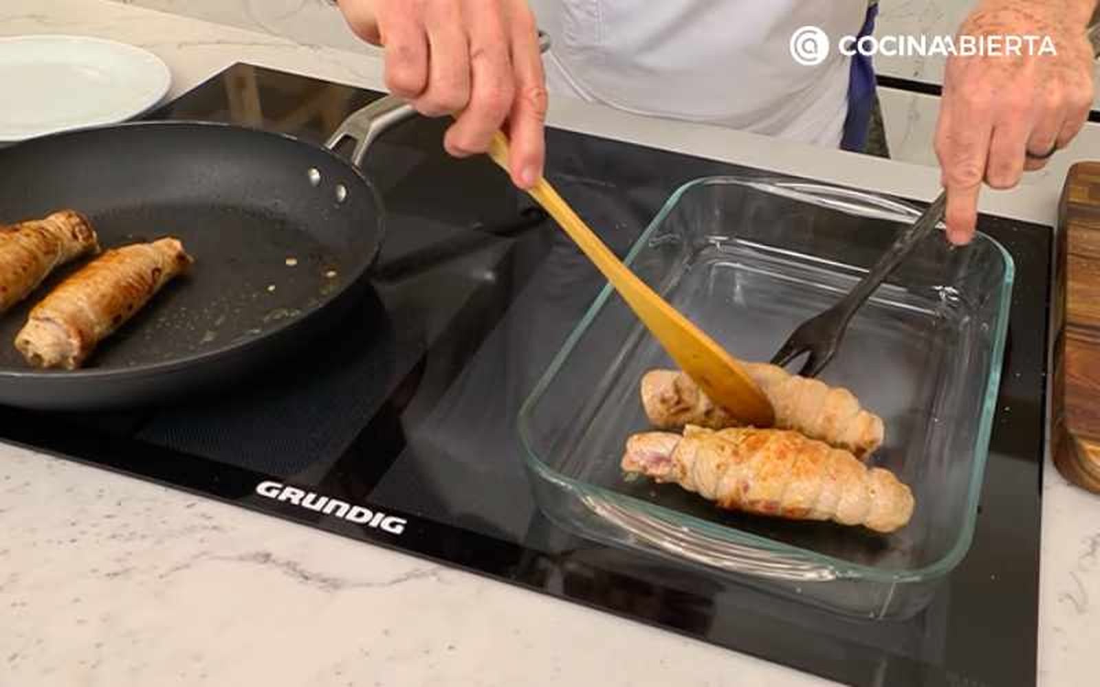 Dora y hornea los rollitos de cerdo