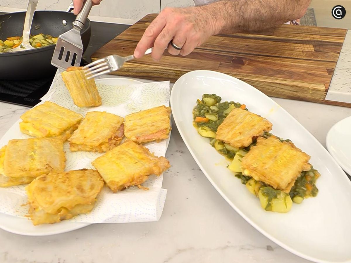 Sirve el guiso de acelgas con las pencas rellenas de jamón y queso