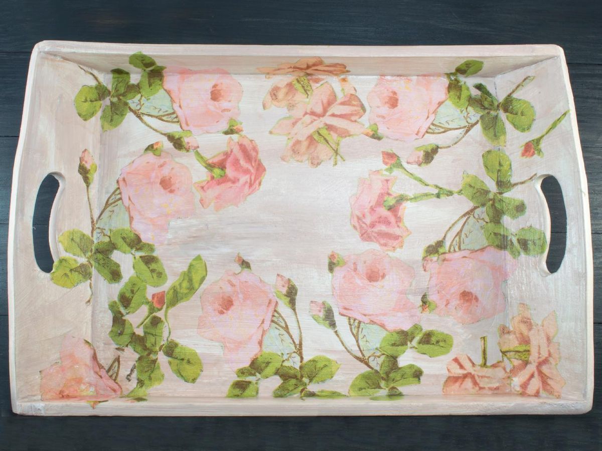 Bandeja de madera elegante con flores de decoupage.