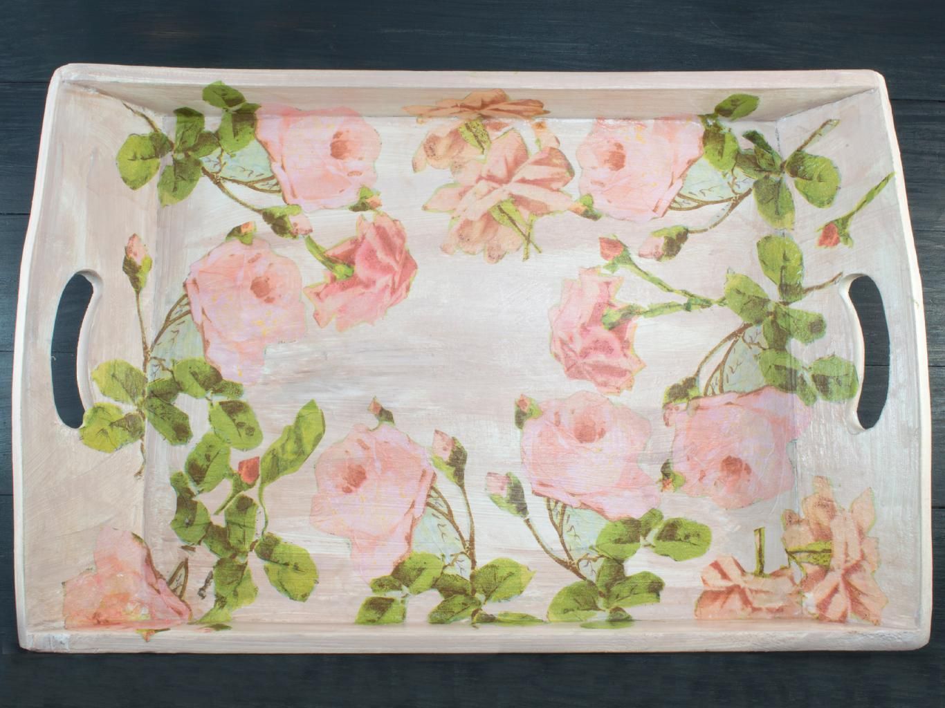 Bandeja de madera elegante con flores de decoupage.