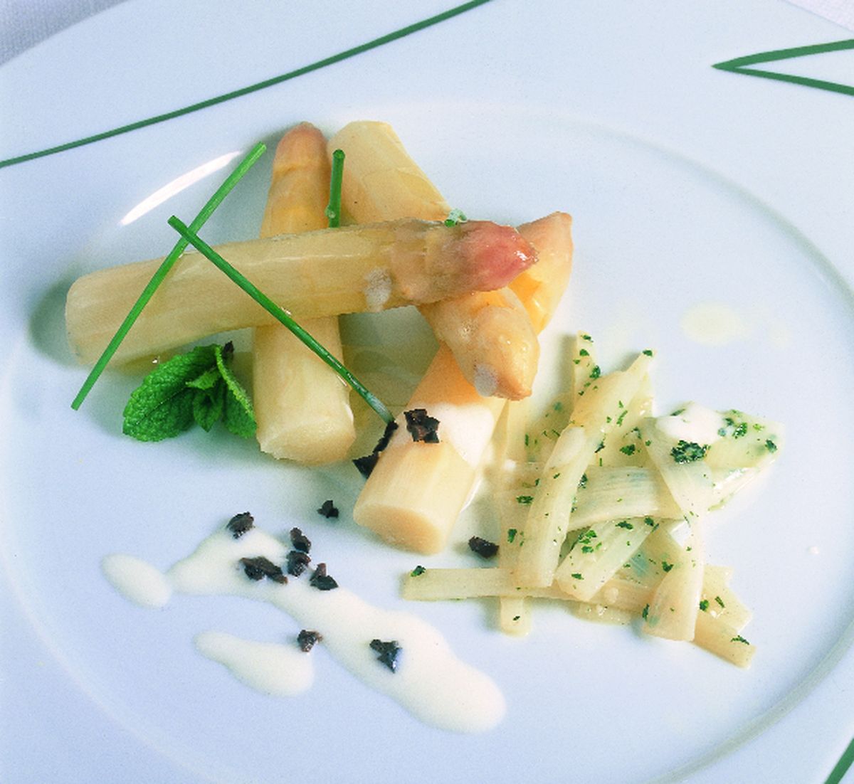 Espárragos blancos en dos texturas, con crema espumosa de queso fresco y aceituna negra