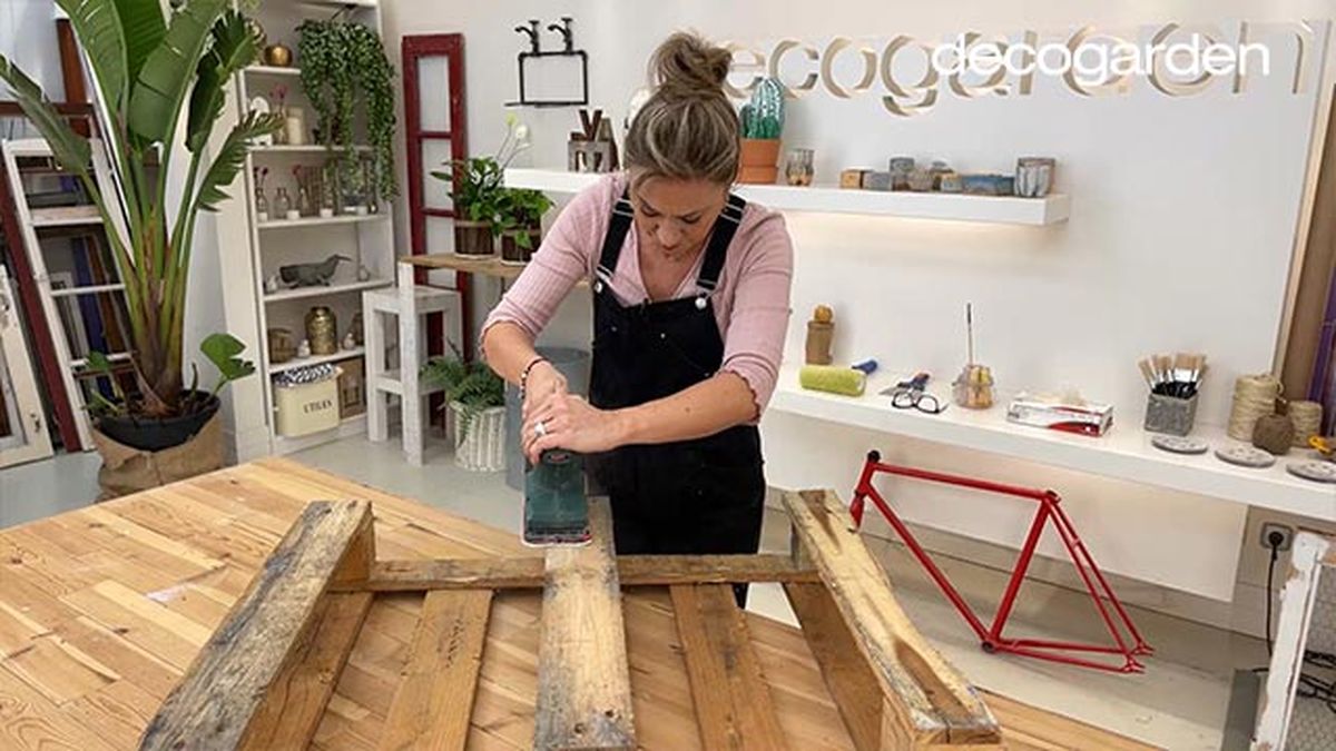 como hacer una estanteria para el cafe con un pale paso 3