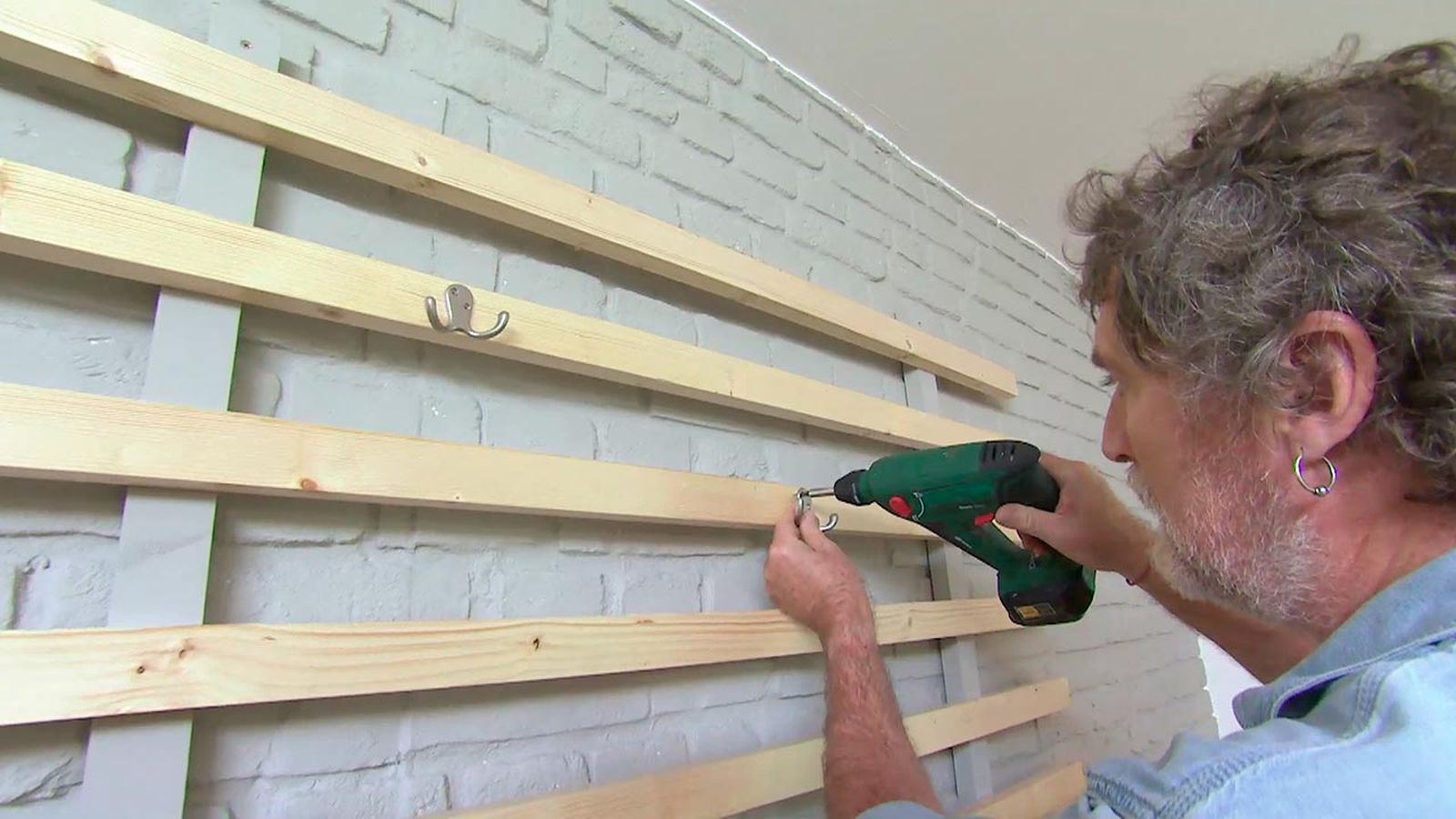 Como hacer un perchero de pared con listones de madera paso 7