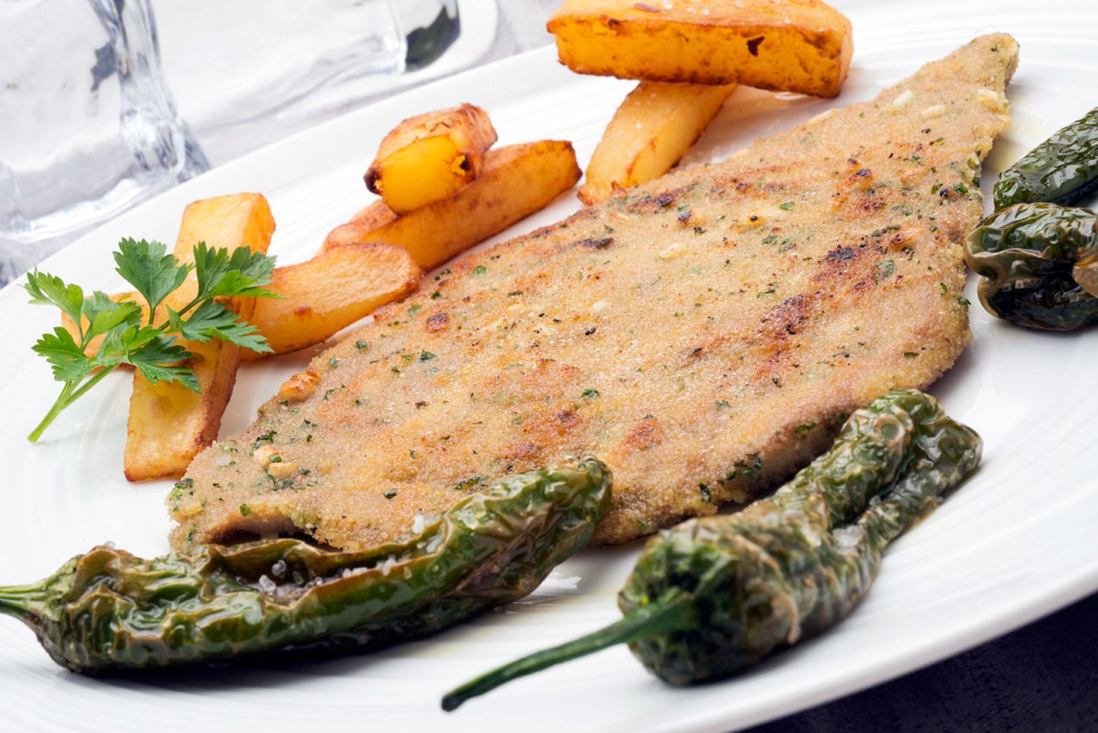 5276 Filetes empanados con patatas y pimientos verdes (661) xl