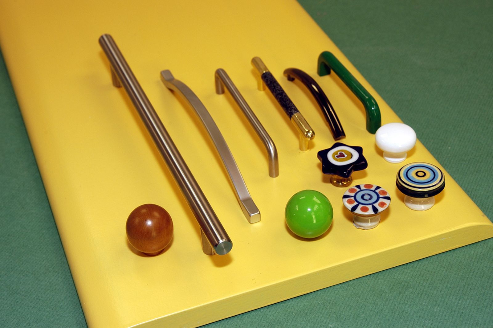 Tiradores de puertas en los armarios de la cocina