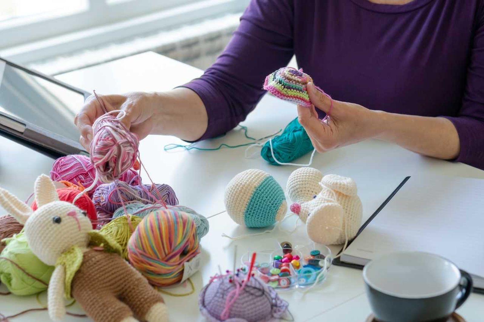 Mujer haciendo amigurumi.