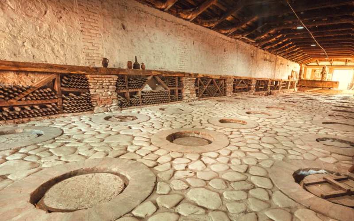Los georgianos entierran los qvevri para una fermentación natural del vino