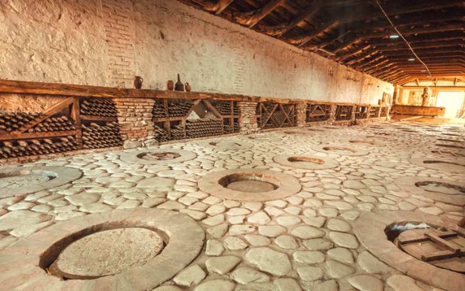 Los georgianos entierran los qvevri para una fermentación natural del vino
