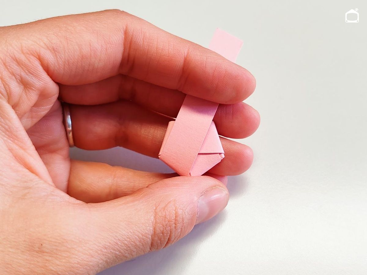 Cuarto paso para hacer estrellas de papel.