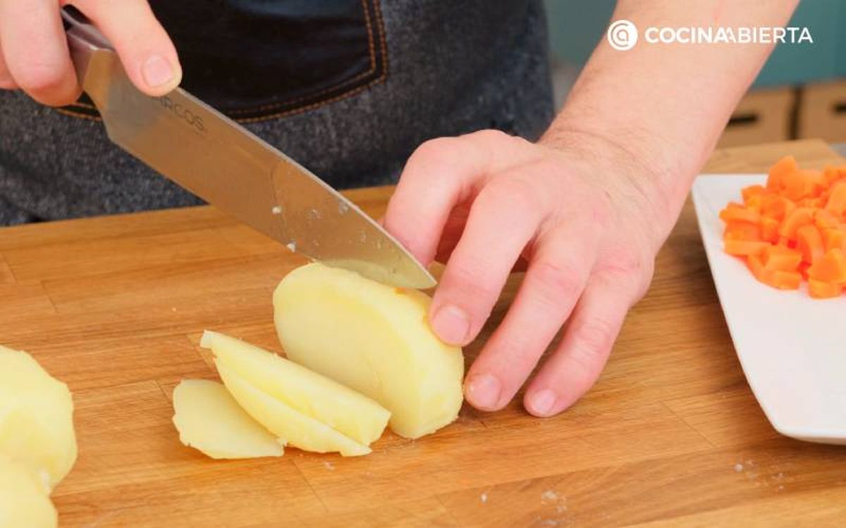 Elaboración de la receta de ensaladilla de pulpo - Pica los ingredientes cocidos